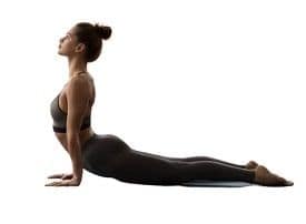 5 ejercicios de yoga para aliviar el dolor de espalda 2 postura de la cobra para estirar la espalda