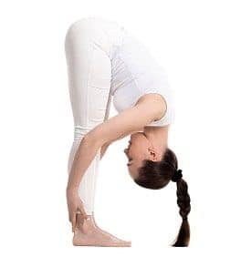 5 ejercicios de yoga para aliviar el dolor de espalda 5 Postura de la pinza de pie para estirar músculos de la espalda y parte posterior de piernas