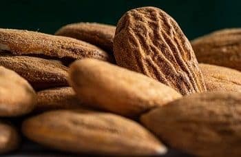 10 Alimentos para Fortalecer tu Sistema Inmunológico y Mantenerte Saludable 5 almendras crudas