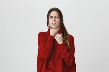 ¿Qué medicamento tomar para el dolor de garganta? 1 mujer con dolor de garganta